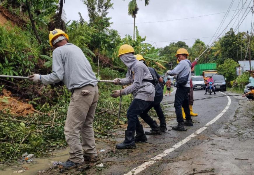 Petugas PLN Saat Perbaikan Jaringan Terdampak Bencana